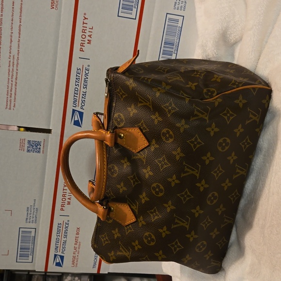 Louis Vuitton Handbags - Louis Speedy 30 Bundle w/COA, 🔐 dustbag & a big box included.